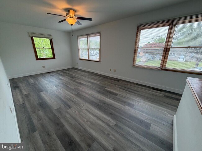 Building Photo - 122 Pine Glen Rd