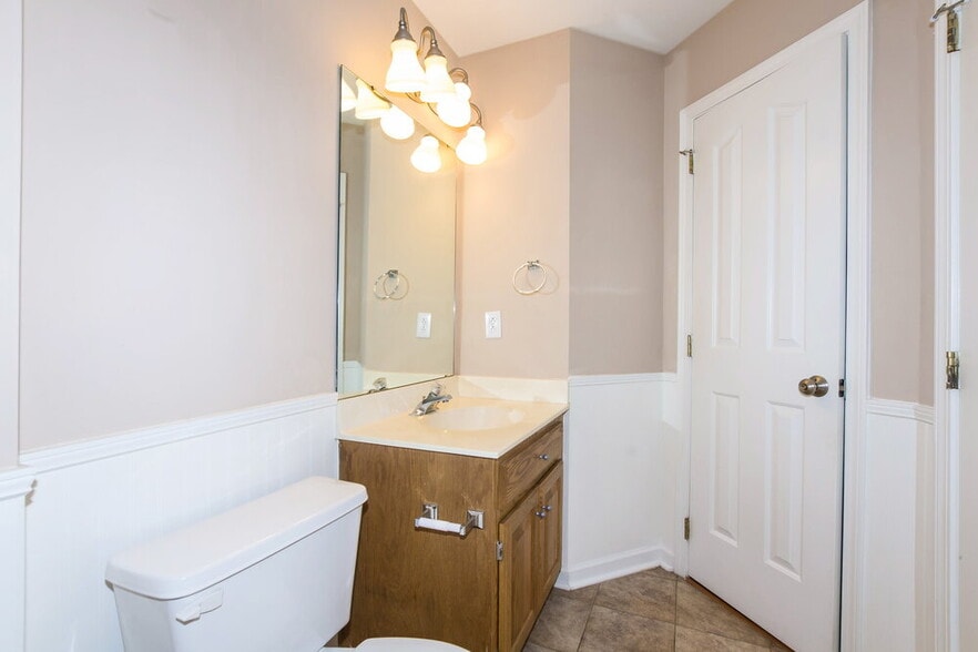 Building Photo - 9003 Mapledale Ct