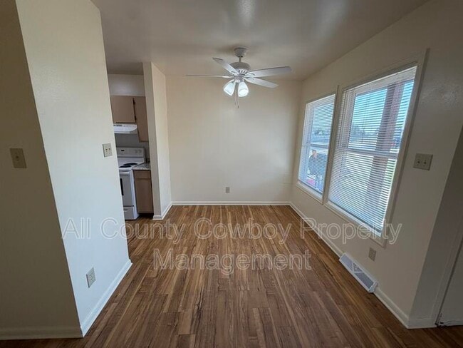 Building Photo - 140 S Cribbon Ave