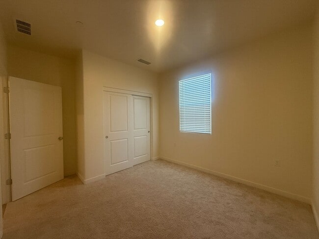 Building Photo - Three bedrooms and two bathrooms in Hanford, CA