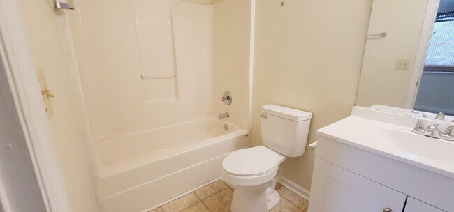 Building Photo - CLOSE TO CAMPUS 3/3 w/ Washer/Dryer, Lawn Maintenance Included, & More! $1850/month Avail startin...