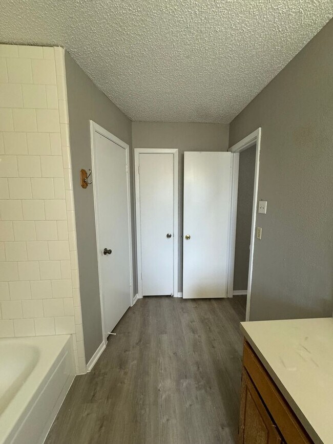 Building Photo - 3 bedroom 2 bath Refreshed