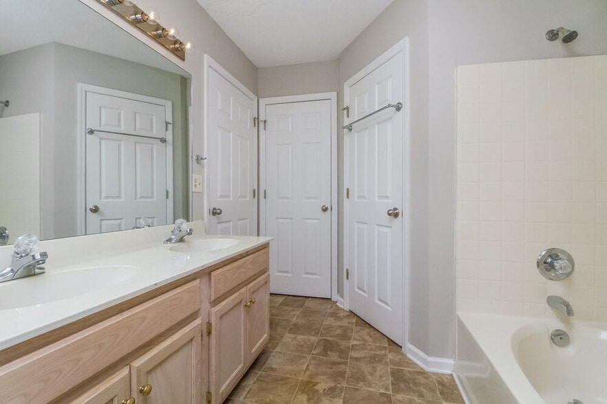 Building Photo - 3848 Round Rock Dr