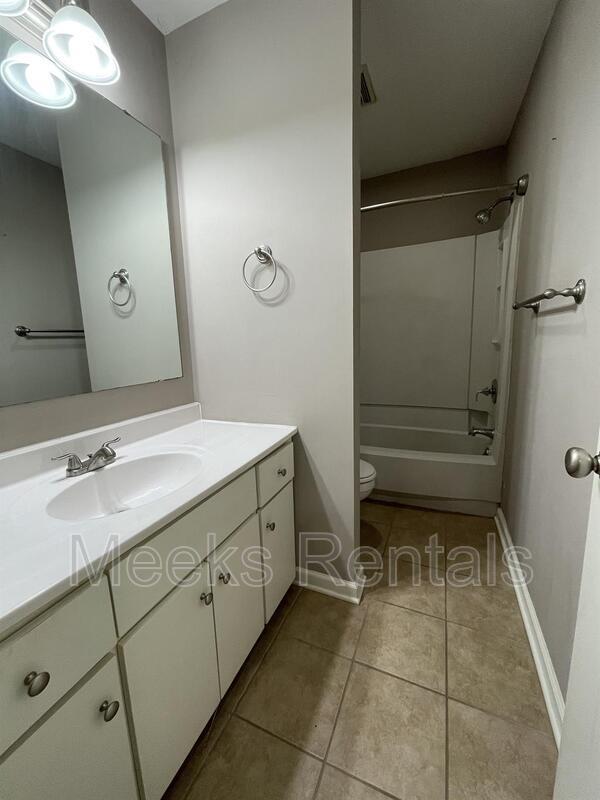 Building Photo - 1002 Fairway Gardens Dr