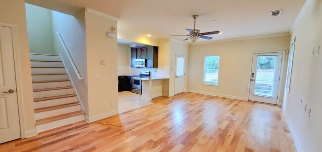 Building Photo - Preleasing for Fall 2026 - 4 Bedroom 4 Bat...