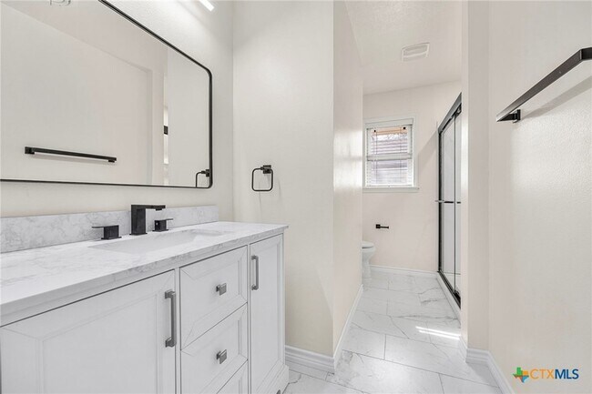 Building Photo - 3017 Oaklawn Dr