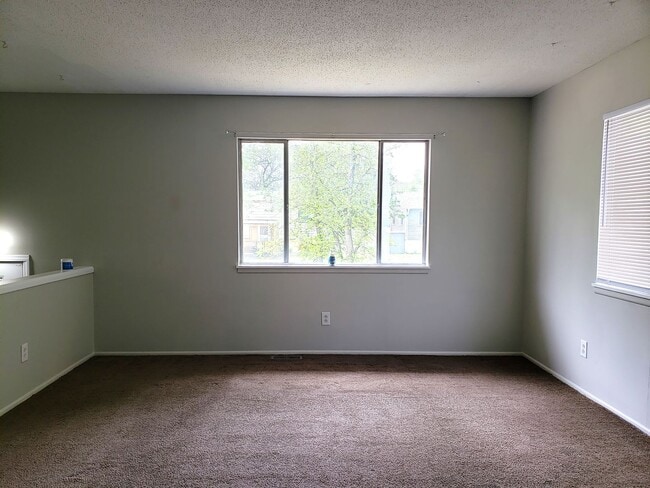 Building Photo - Beautiful 4 Bedroom 2 Bathroom Home