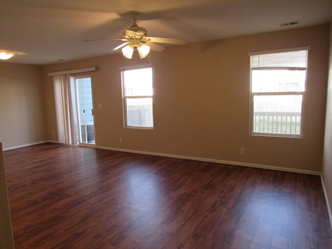 Building Photo - Duplex style townhome in Fox Run -Walking ...