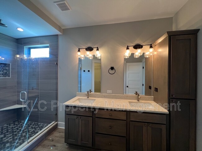 Building Photo - 2850 Sunflower Dr