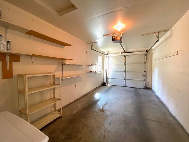 Building Photo - Charming Lake Oswego Unit in Oswego Bay Co...