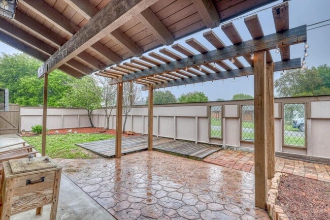 Building Photo - 1002 Bayview Dr