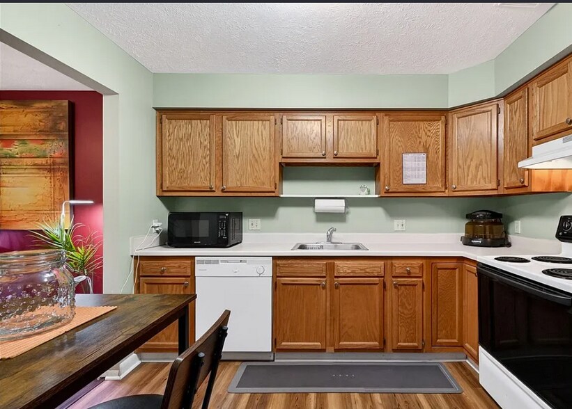 Building Photo - 10373 Glenway Dr