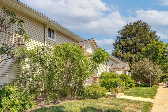 Building Photo - 390 W Crestline Dr