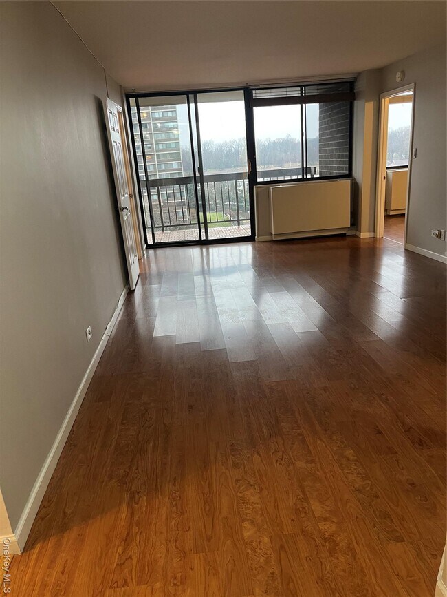 Building Photo - 2 Bay Club Dr