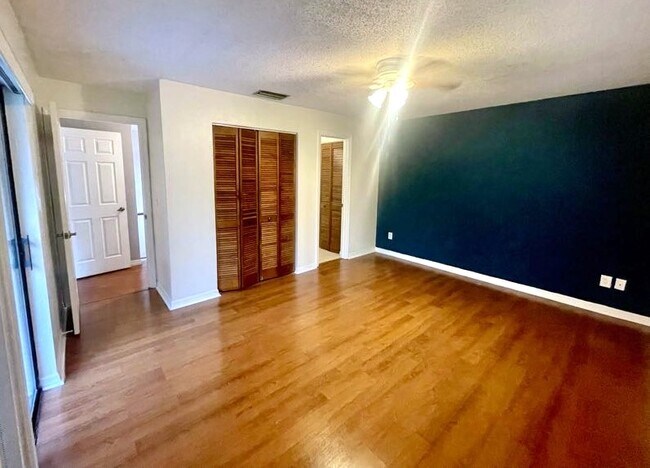 Building Photo - 2053 Oak Meadow Cir