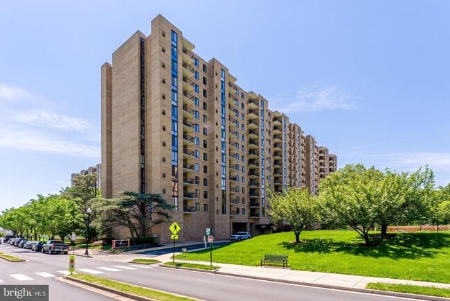 Building Photo - 4500 S Four Mile Run Dr