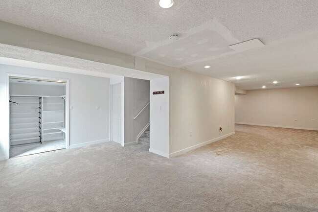 Building Photo - 2152 Holyoke Ln