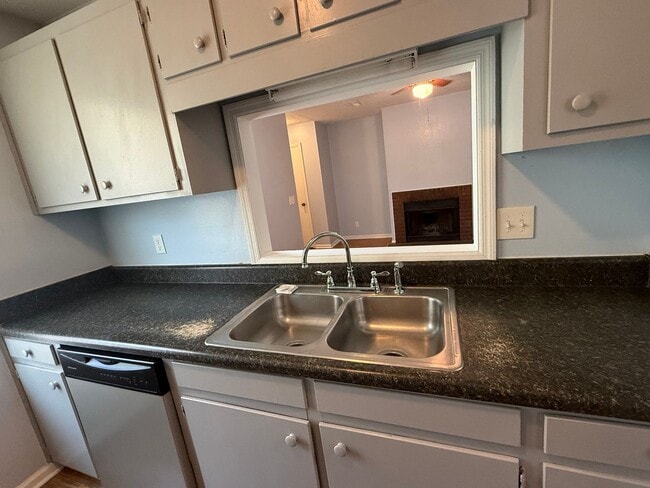 Building Photo - Freshly Painted 2Br 2Ba Duplex