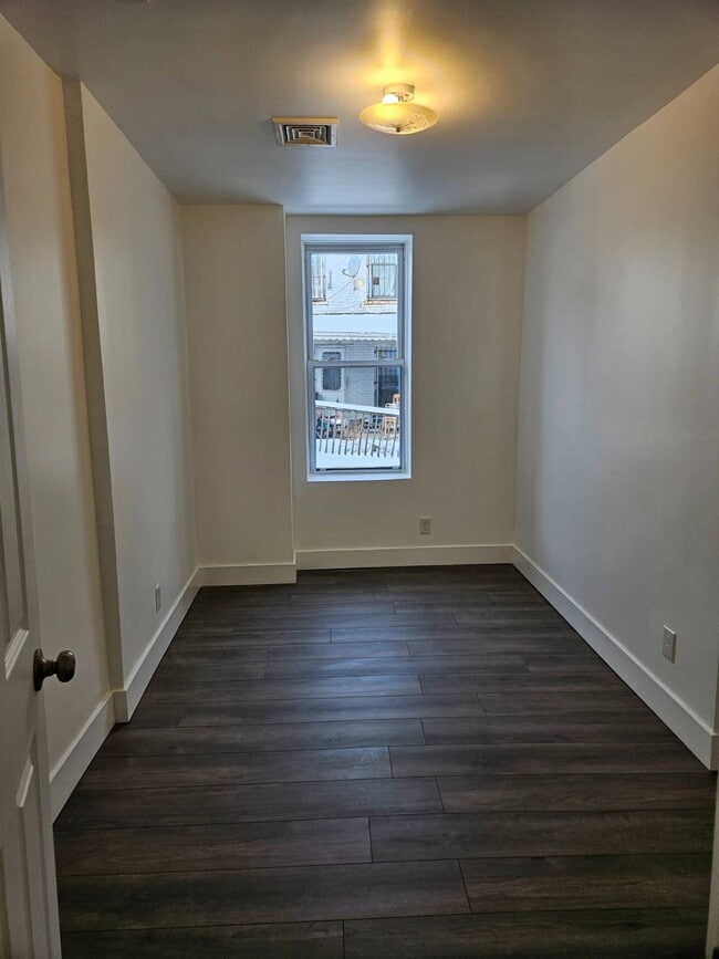 Building Photo - 312 E 26th St