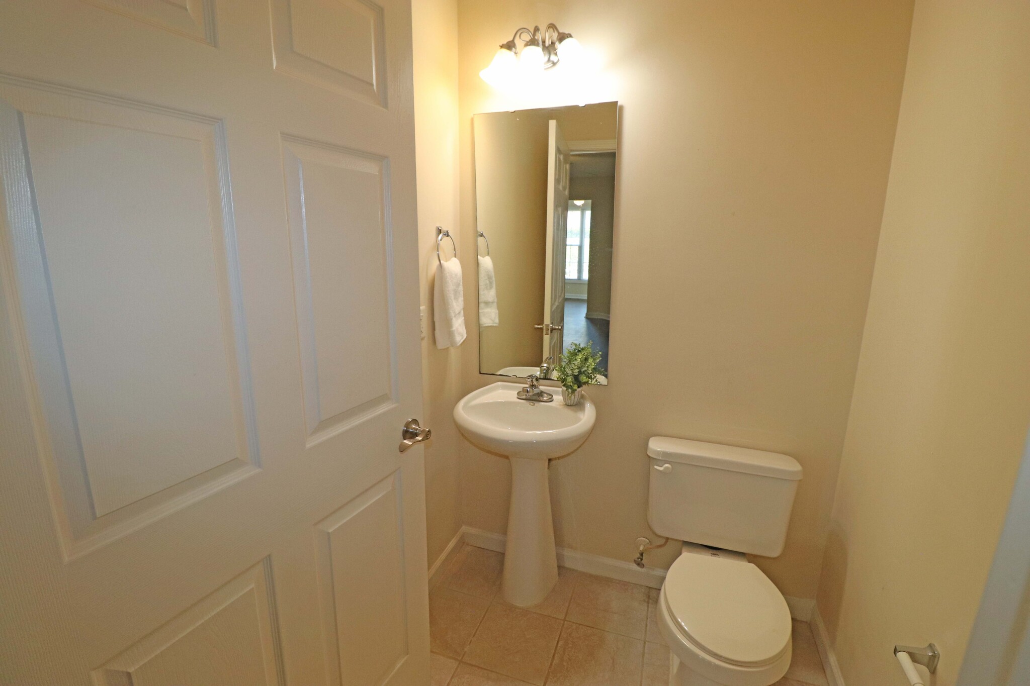 Powder room - 2500 Friedland Pl