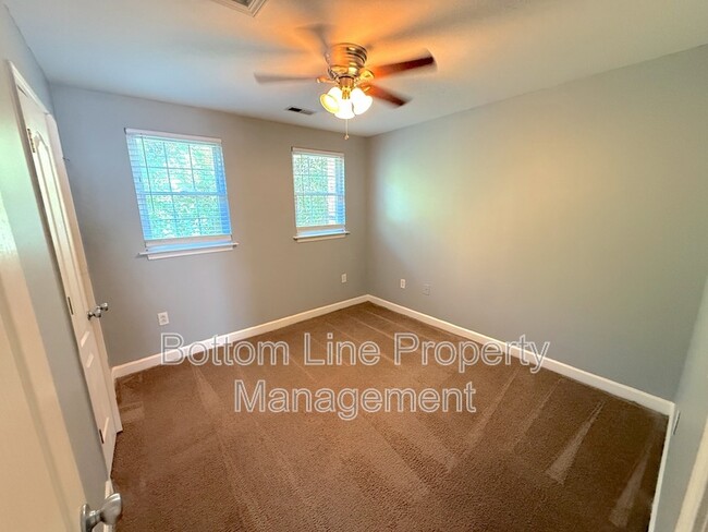 Building Photo - 1218 Green Oaks Ln