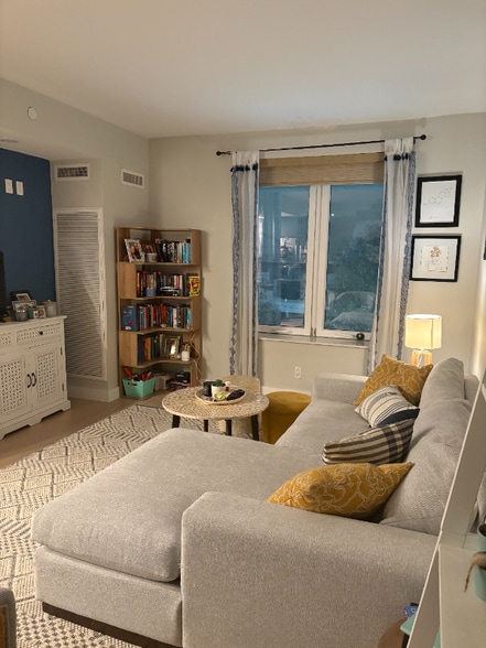 Building Photo - 932 Broadway