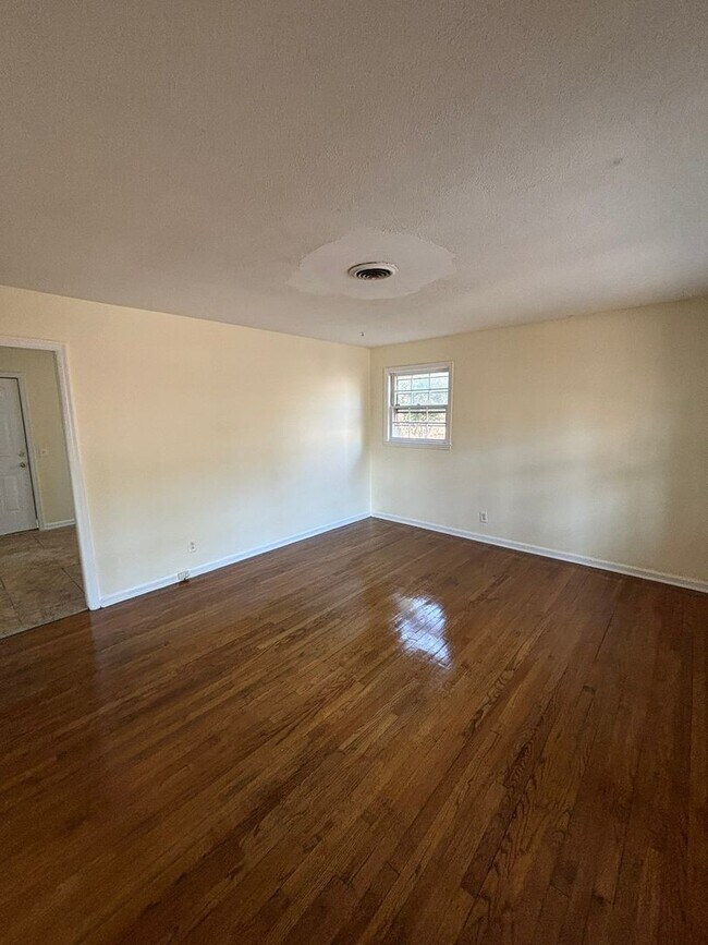 Building Photo - Charming 3 Bed, 1 Bath Home | Available June 22