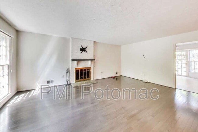 Building Photo - 1718 Crestview Dr