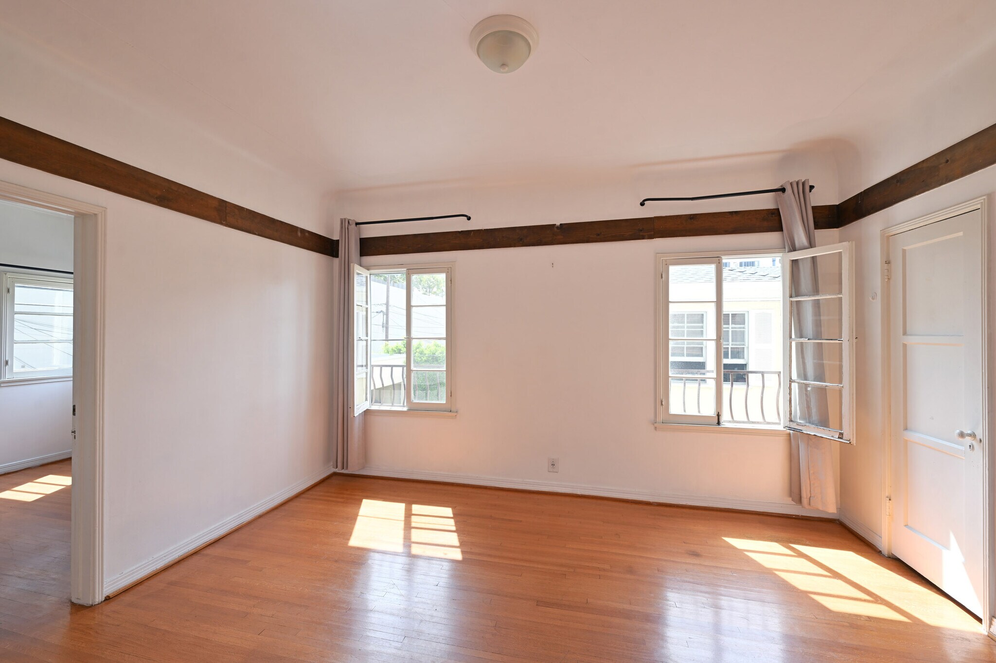 Building Photo - 657 S La Jolla Ave