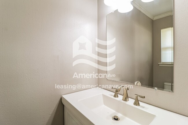 Building Photo - 501 Lindenhurst Dr