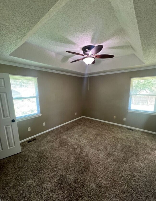 Building Photo - 925 NE Carousel Ln