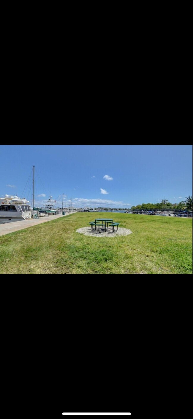 Building Photo - 802 W Windward Way