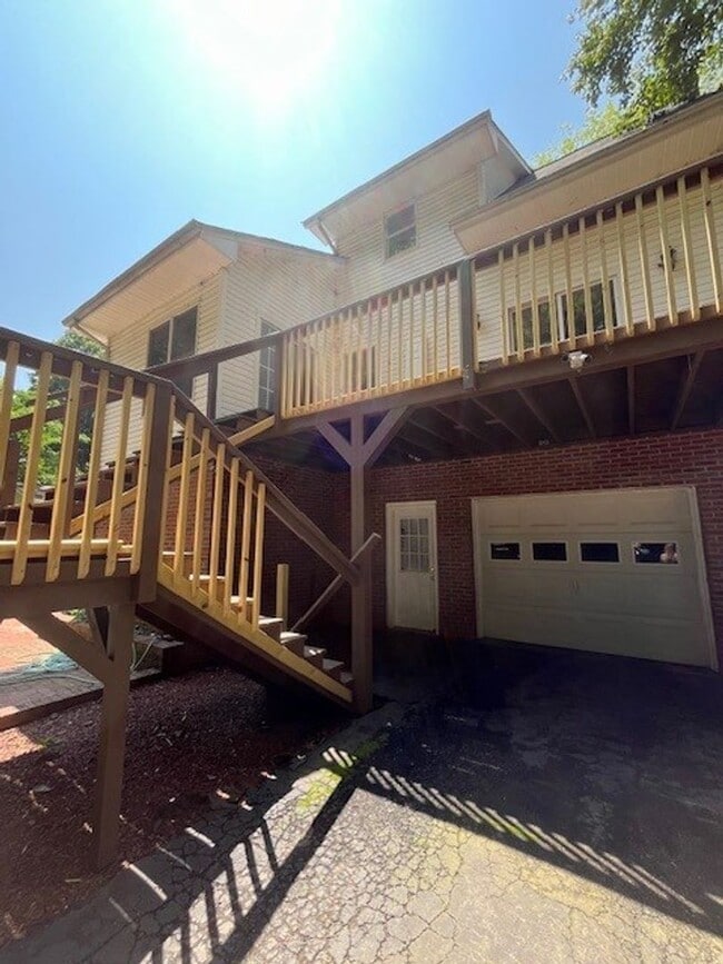 Building Photo - Two-Story Cape Cod- 3 Bed 2 Bath Greensbor...