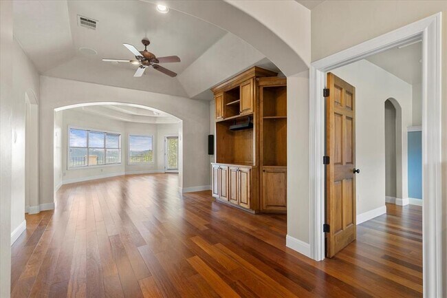Building Photo - 8600 Bluegrass Dr