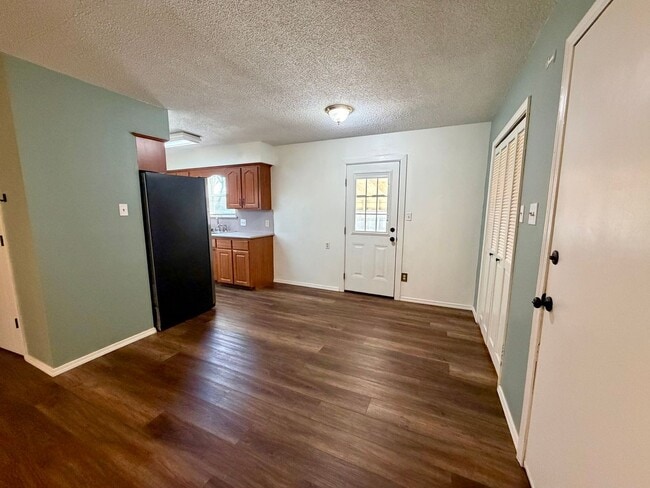 Building Photo - 904 Hillside Dr