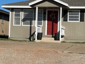 Building Photo - 613 S 6th St