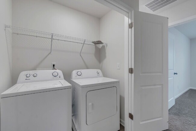 Building Photo - Beautiful 3 BR / 2.5 BA Townhome with Patio & Community Amenities $1,699/mo rent**