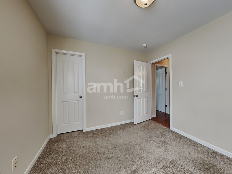 Building Photo - 714 W Parris Ave