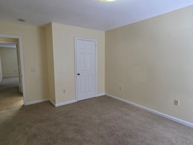 Building Photo - 1118 Towne Pk E Dr