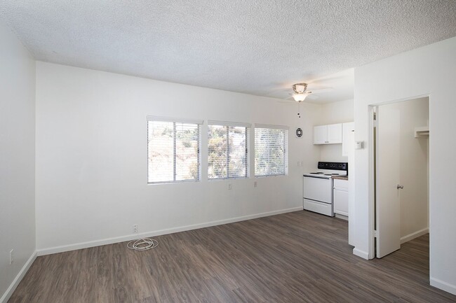 Building Photo - Large Studio in Mission Hills + Parking an...