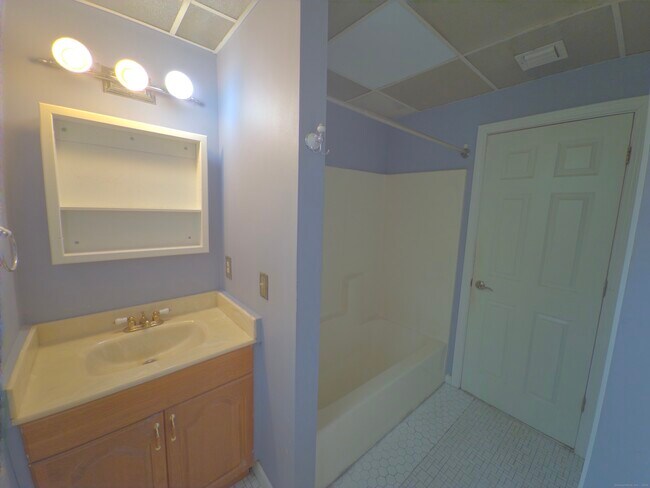 Building Photo - 421 Wethersfield Ave