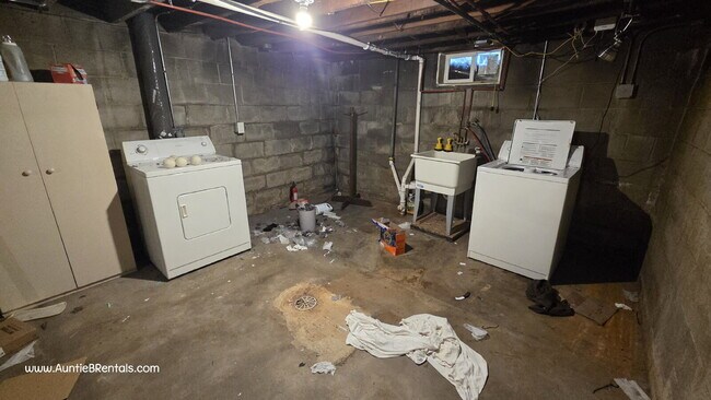 Building Photo - 2BR/1BA Duplex in NE Minneapolis 8/1 move in