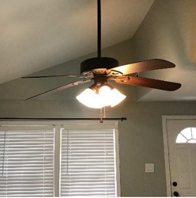 Building Photo - Act soon-won't last long-MOVE IN SPECIAL