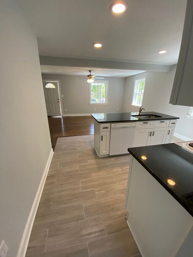 Building Photo - Updated 4 Bedroom Home Convenient to Carytown, Byrd Park And More. Available In July