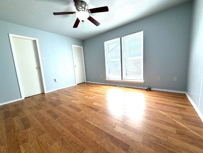 Building Photo - "Charming 3-Bed with 2 Full Baths in Lubbo...