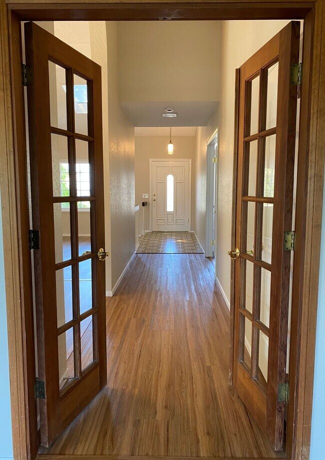 Building Photo - Amazing 4-bedroom home with a view, Availa...