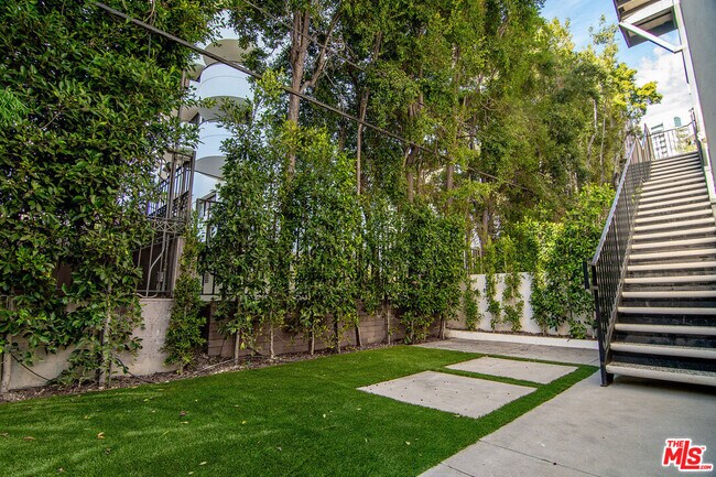 Building Photo - 10563 Ashton Ave