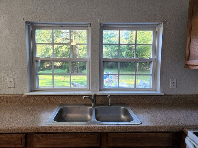 Building Photo - 2043 Maywood St