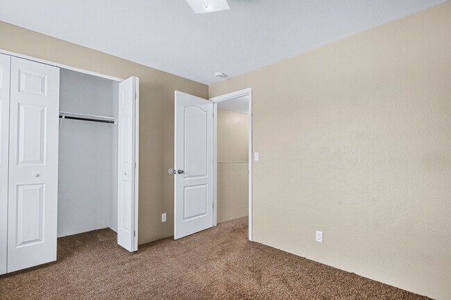 Building Photo - 2bed, 1.5 bath Duplex with Covered Carport & Fenced Yard!