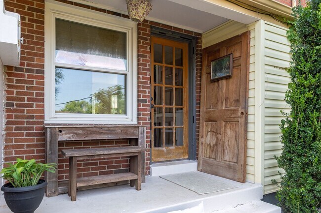 Building Photo - Bright East Nashville Townhome!